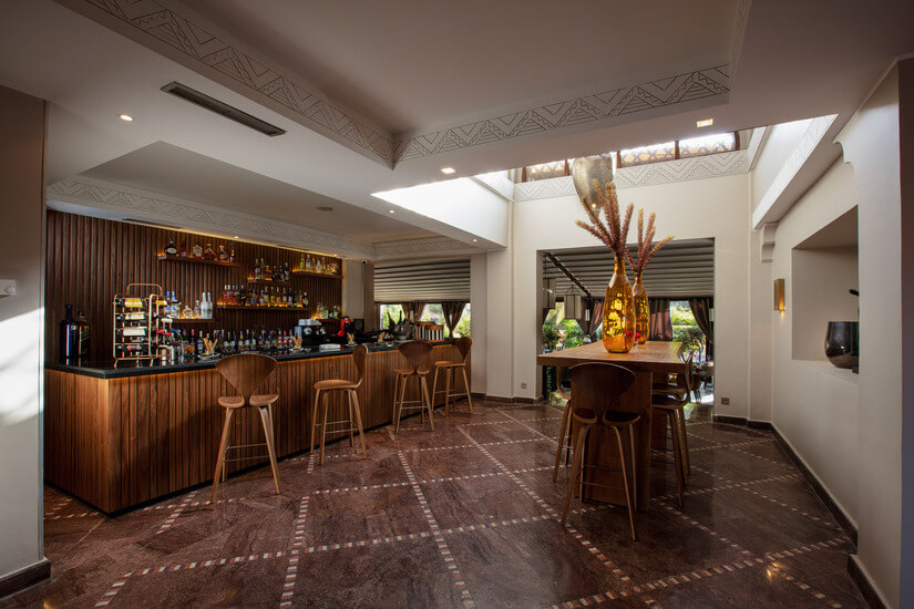 Vue du bar Premium de l'Hivernage Hotel & Spa à Marrakech, proposant une large sélection de boissons et cocktails dans un cadre élégant et moderne