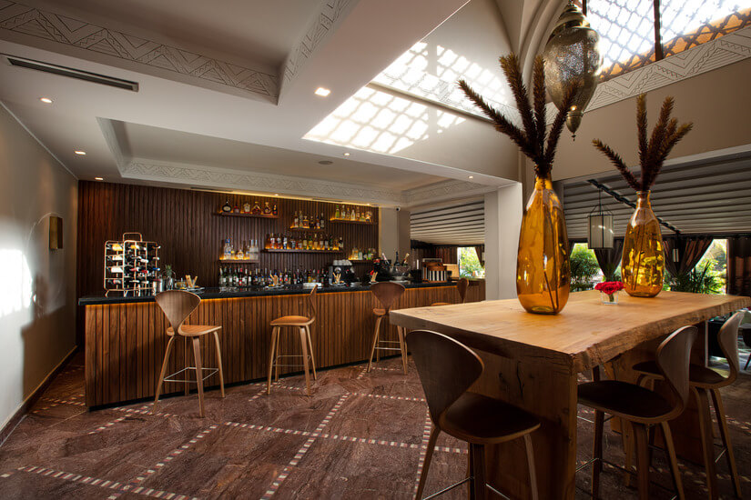 Le Premium Bar de l'Hivernage Hotel & Spa, un lieu élégant et convivial pour déguster des cocktails et des boissons raffinées à Marrakech